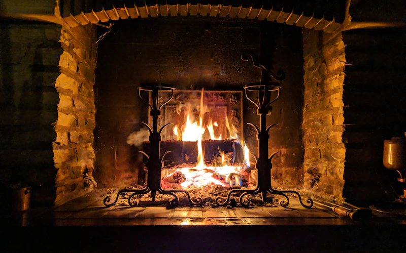 Fuoco acceso in un termocamino pulito